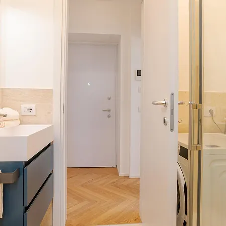View With Pool, Garden And Parking Lierna