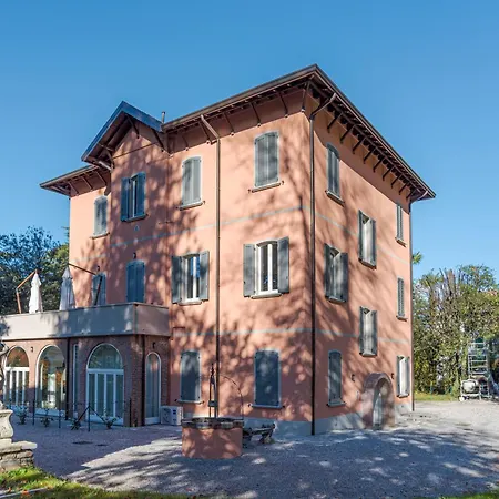 View With Pool, Garden And Parking Apartment
