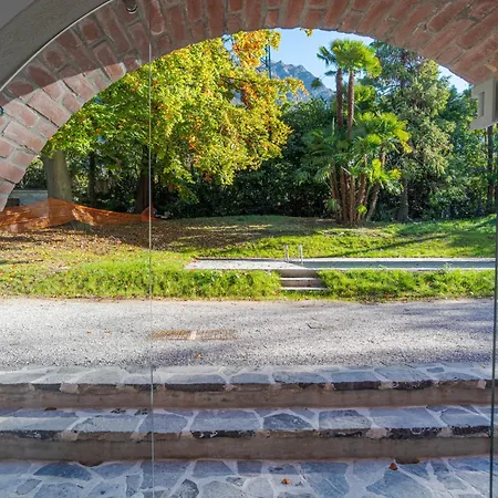 View With Pool, Garden And Parking Lierna